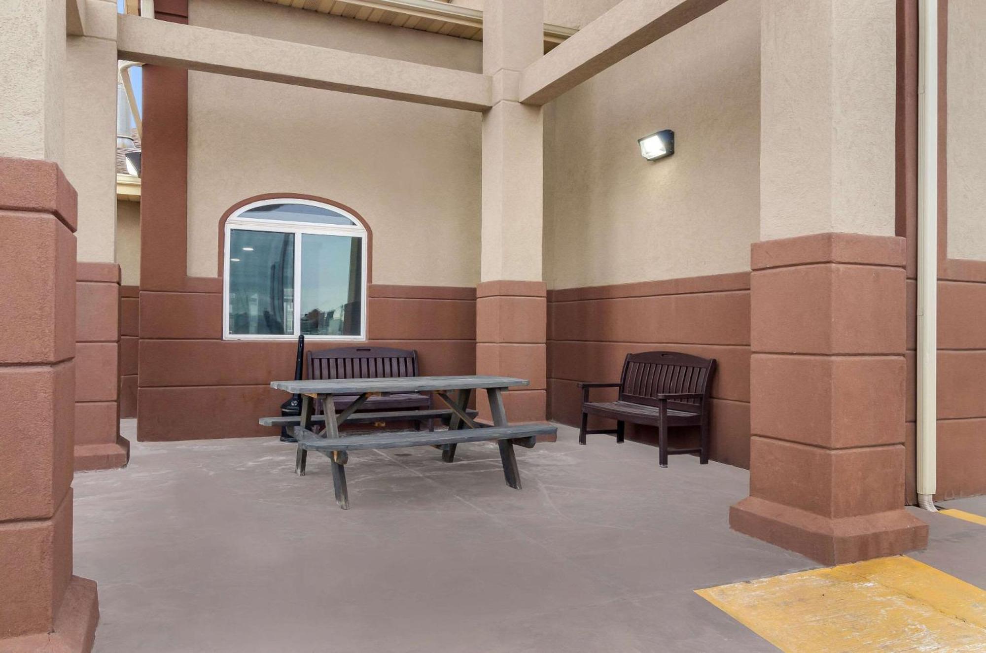 Econo Lodge Scottsbluff Bagian luar foto